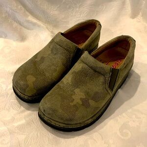 Klogs ladies size 8.5